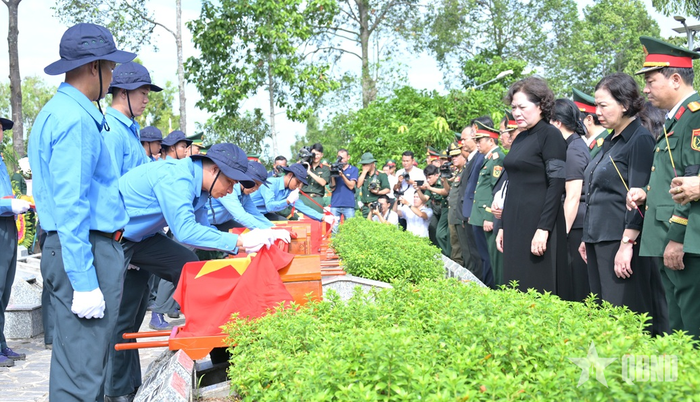 Cán bộ, chiến sĩ Đội K91, Bộ CHQS tỉnh Đồng Tháp thực hiện nghi thức cải táng hài cốt liệt sĩ.