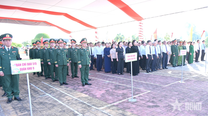 Các đại biểu tham dự lễ truy điệu, an táng hài cốt liệt sĩ tại tỉnh Đồng Tháp.
