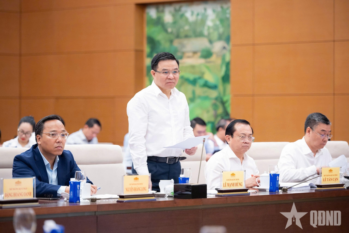 Bộ trưởng Bộ Công Thương Lê Mạnh Hùng báo cáo tại phiên họp.