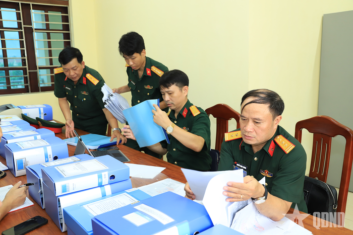 Kiểm tra hệ thống sổ sách doanh trại tại Trung đoàn 101. 