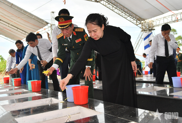 Phó chủ tịch nước Võ Thị Ánh Xuân và Thượng tướng Nguyễn Văn Gấu cùng các đại biểu rải hoa tiễn đưa các anh hùng liệt sĩ về với đất mẹ. Ảnh: PHƯƠNG VŨ