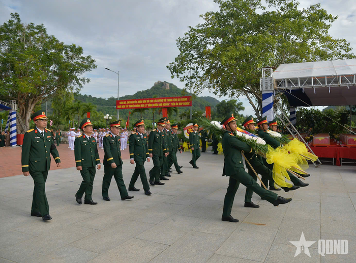 Đoàn của Quân ủy Trung ương, Bộ Quốc phòng dâng hoa kính viếng các liệt sĩ. Ảnh: HỮU ĐẶNG