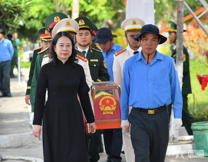 Phó chủ tịch nước Võ Thị Ánh Xuân tiễn đưa hài cốt liệt sĩ về với đất mẹ. Ảnh: PHƯƠNG VŨ