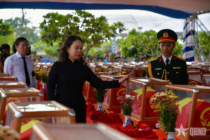 Phó chủ tịch nước Võ Thị Ánh Xuân kính viếng các liệt sĩ tại Nghĩa trang Liệt sĩ Dốc Bà Đắc (tỉnh An Giang). Ảnh: HỮU ĐẶNG