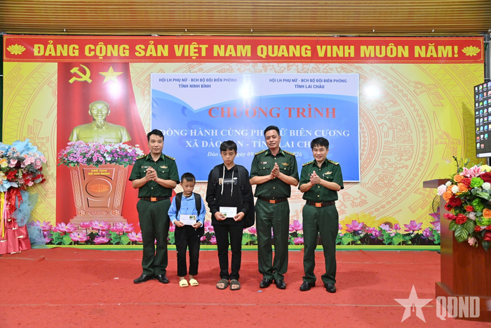 Trao quà tặng các em là con nuôi đồn biên phòng. 