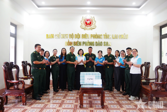  Đoàn công tác thăm, tặng quà động viên cán bộ, chiến sĩ Đồn Biên phòng Dào San.