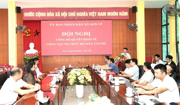 Đồng chí Nguyễn Huy Sắc, Bí thư Đảng ủy, Chủ tịch HĐND xã Sơn Vĩ phát biểu.