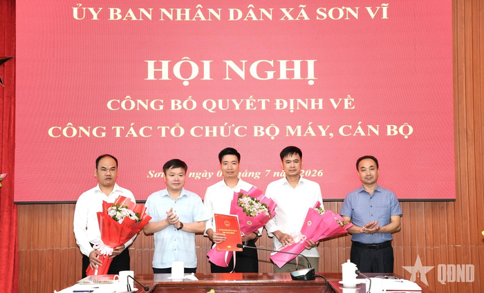 Lãnh đạo Đảng ủy, UBND xã Sơn Vĩ trao quyết định, tặng hoa chúc mừng các cán bộ được bổ nhiệm, điều động.