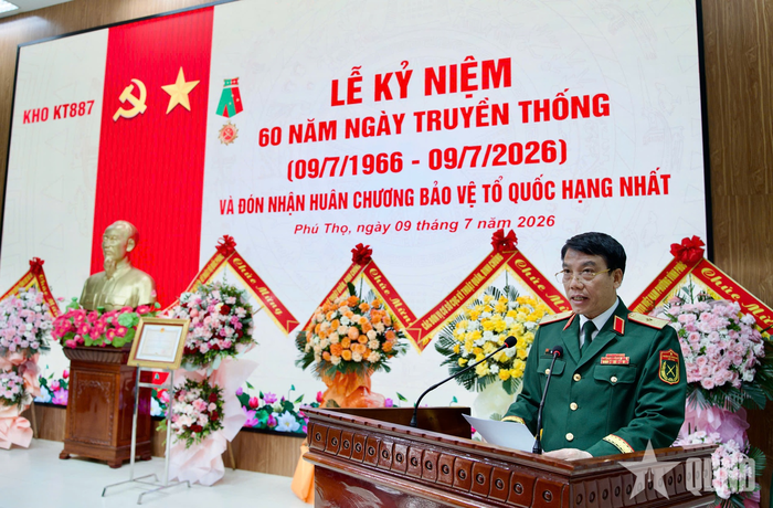 Thiếu tướng Vũ Văn Cường chúc mừng thành tích mà các thế hệ cán bộ, nhân viên, chiến sĩ Kho KT887 đã đạt được trong suốt 60 năm qua.