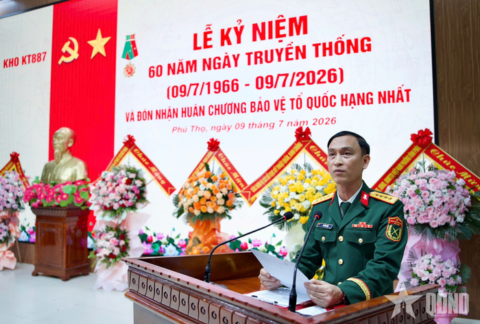 Đại tá Hà Văn Thái, Bí thư Đảng ủy, Chính trị viên Kho KT887 đọc thư khen của Bộ trưởng Bộ Quốc phòng.