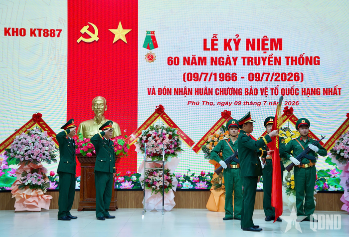 Thừa ủy quyền của Chủ tịch nước, Thiếu tướng Vũ Văn Cường gắn Huân chương Bảo vệ Tổ quốc hạng Nhất lên Quân kỳ Quyết thắng của Kho KT887.