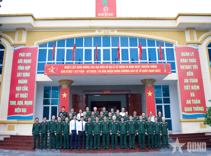 Các đại biểu dự lễ kỷ niệm chụp ảnh lưu niệm.