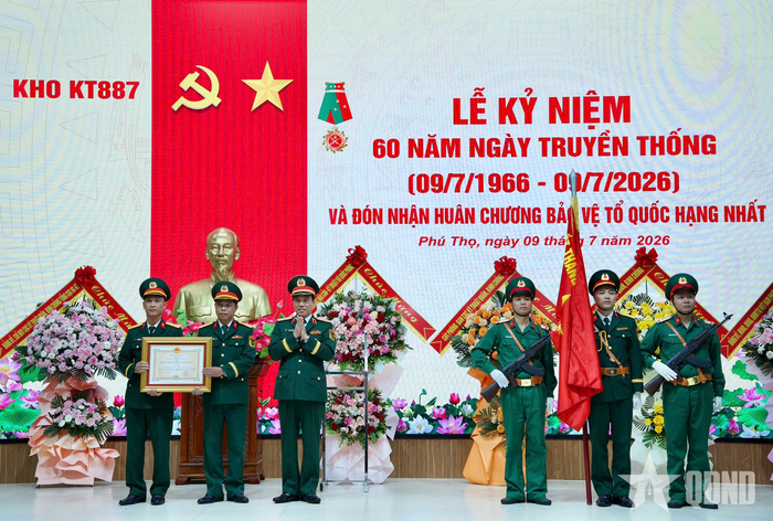 Thừa ủy quyền của Chủ tịch nước, lãnh đạo Tổng cục Hậu cần - Kỹ thuật trao Huân chương Bảo vệ Tổ quốc hạng Nhất tặng Kho KT887.