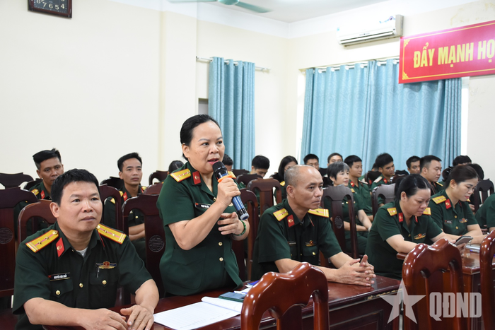 Các đại biểu thảo luận, trao đổi.