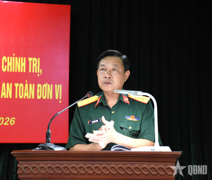 Thượng tá Lại Quốc Dương, Bí thư Đảng ủy, Chính trị viên Kho J112 phát biểu.