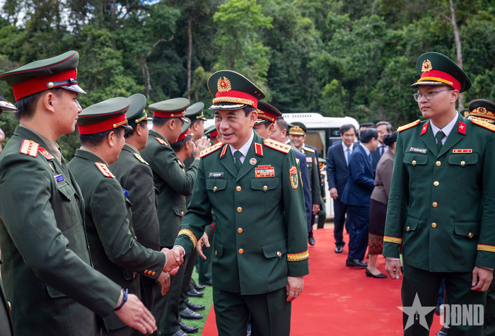  Cán bộ, chiến sĩ đơn vị chào đón đại biểu hai nước. Ảnh: VIỆT TRUNG