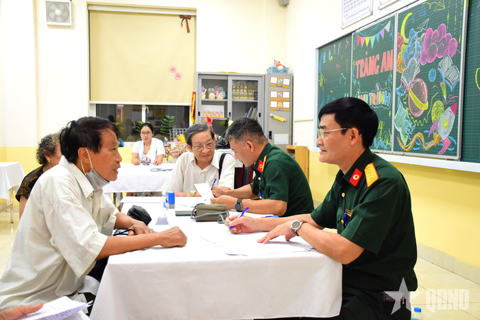Các bác sĩ khám bệnh, tư vấn và hướng dẫn chăm sóc sức khỏe cho các đối tượng chính sách.