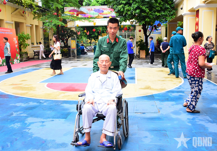  Các lực lượng phục vụ tận tình, hướng dẫn, hỗ trợ các đối tượng chính sách đến khám sức khỏe. 