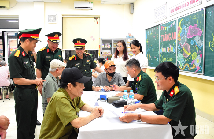  Đoàn công tác của Cục Hậu cần (Tổng cục Chính trị) thăm hỏi, động viên các đối tượng chính sách tham gia chương trình khám sức khỏe. 