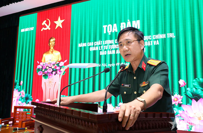 Đại tá Lại Minh Tuyên, Chính ủy Nhà máy Z157 phát biểu tại tọa đàm.