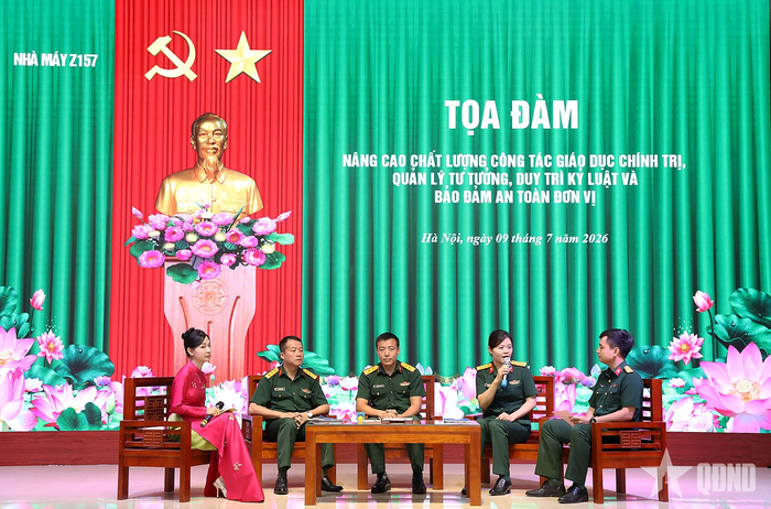 Cán bộ Nhà máy Z157 tham gia tọa đàm.