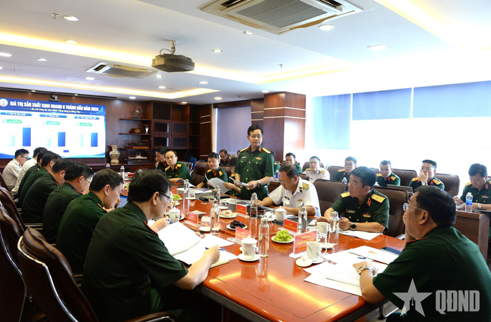  Đại tá Đinh Trường Sơn, Chủ tịch kiêm Tổng giám đốc Tổng công ty Sông Thu báo cáo kết quả thực hiện nhiệm vụ của đơn vị. 