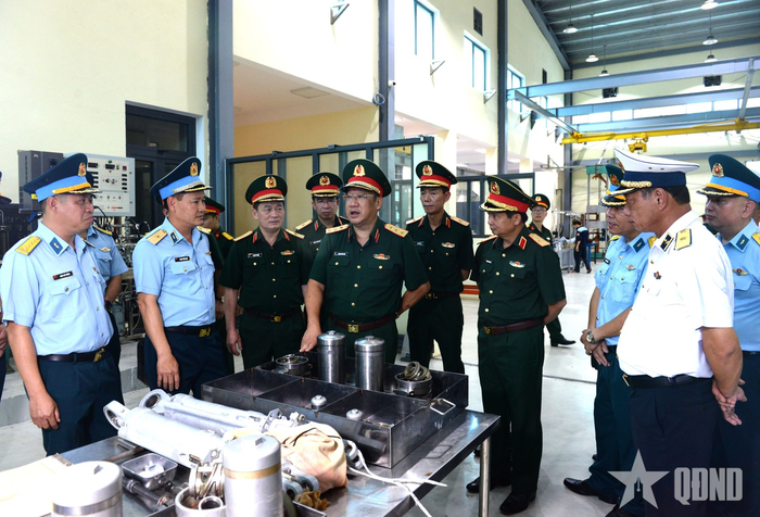 Thượng tướng Phạm Hoài Nam và đoàn công tác kiểm tra tại Nhà máy A32 (Quân chủng Phòng không - Không quân). 
