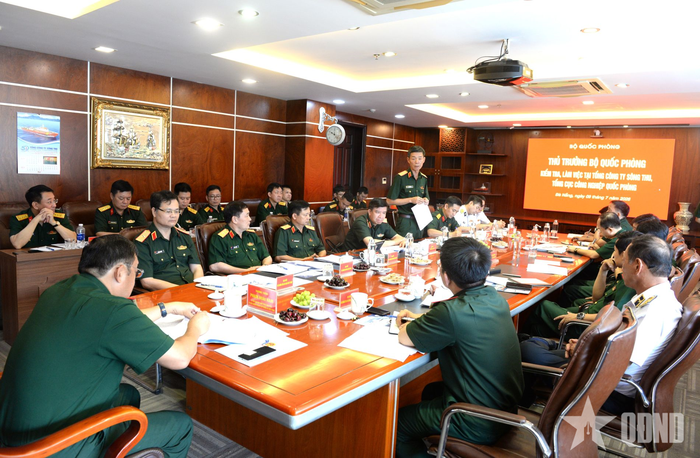  Các thành viên đoàn công tác phát biểu tại buổi làm việc. 