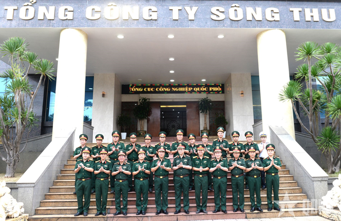  Thượng tướng Phạm Hoài Nam và đoàn công tác chụp ảnh chung với lãnh đạo, chỉ huy Tổng công ty Sông Thu. 
