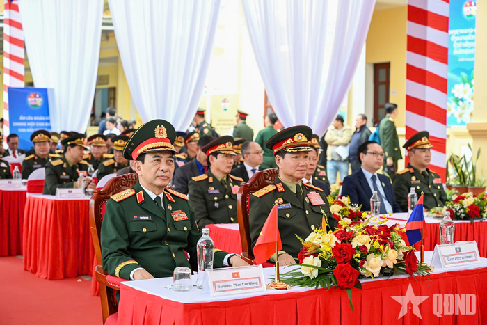 Đại tướng Phan Văn Giang và Đại tướng Khamliang Outhakaysone cùng các đại biểu tại Trạm y tế bản Sopteng.