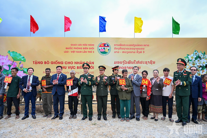 Đại tướng Phan Văn Giang và Đại tướng Khamliang Outhakaysone trao bò giống tặng các hộ dân của Lào ở khu vực biên giới.
