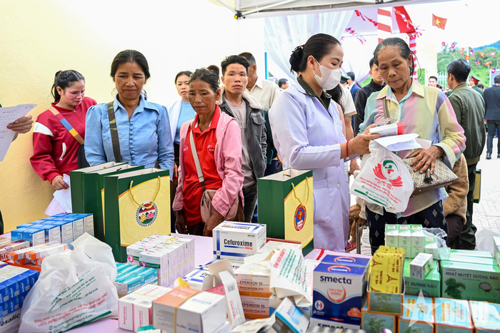 Người dân Lào ở khu vực biên giới được các bác sĩ quân y tư vấn sức khỏe, cấp thuốc miễn phí.