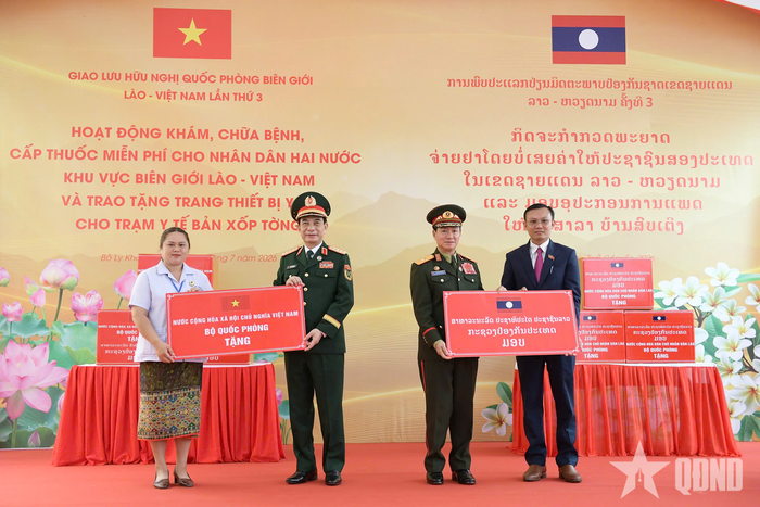 Đại tướng Phan Văn Giang và Đại tướng Khamliang Outhakaysone trao thiết bị y tế tặng Trạm y tế bản Sopteng.