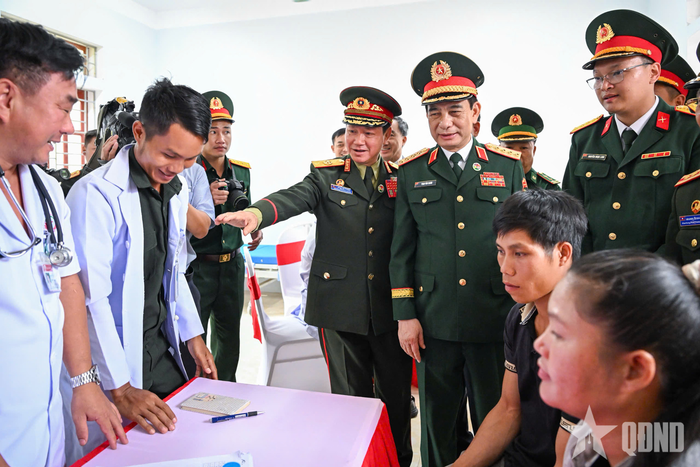 Đại tướng Phan Văn Giang và Đại tướng Khamliang Outhakaysone tham quan khu vực khám, cấp thuốc miễn phí cho nhân dân biên giới.