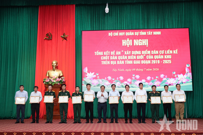 Đồng chí Huỳnh Văn Sơn trao thưởng tặng các tập thể, cá nhân có thành tích tiêu biểu trong thực hiện Đề án.