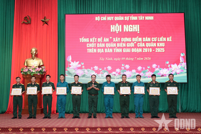 Bộ CHQS tỉnh Tây Ninh trao thưởng cho các tập thể và cá nhân có thành tích tiêu biểu trong thực hiện Đề án.