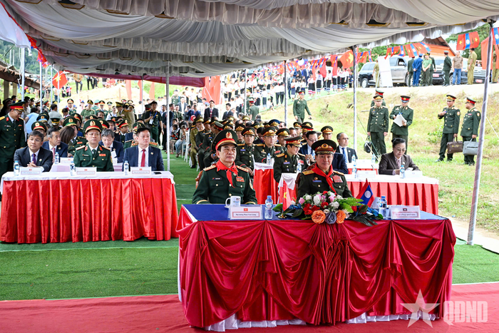 Đại tướng Phan Văn Giang và Đại tướng Khamliang Outhakaysone cùng các đại biểu nghe đại diện Ban giám hiệu Trường Tiểu học Thongnammoun báo cáo thành tích dạy và học của nhà trường.