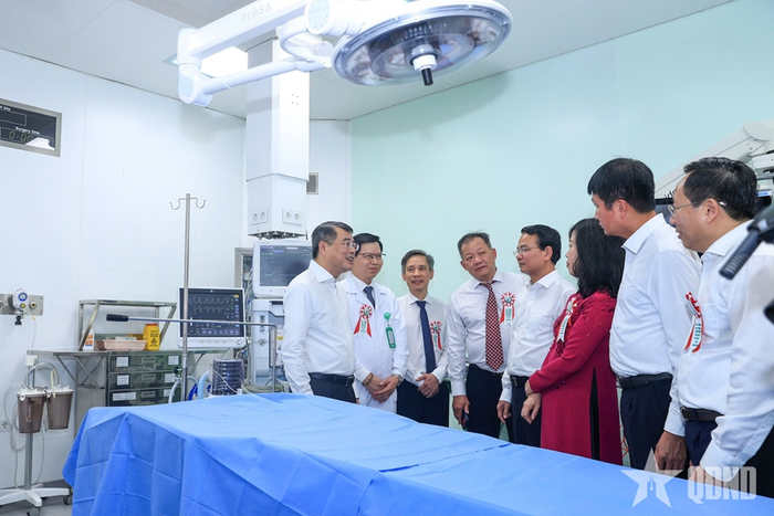 Thủ tướng Chính phủ thăm cơ sở vật chất tại bệnh viện. Ảnh: NHẬT BẮC 