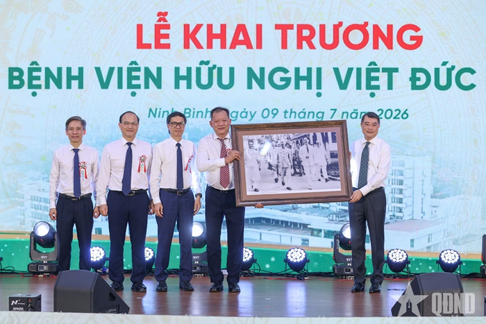 Thủ tướng trao quà tặng Bệnh viện Hữu nghị Việt Đức cơ sở Ninh Bình. Ảnh: NHẬT BẮC 