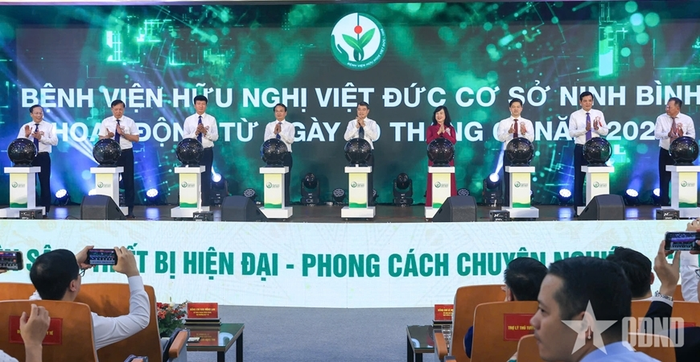 Thủ tướng Chính phủ và các đại biểu thực hiện nghi thức khai trương hoạt động bệnh viện. Ảnh: NHẬT BẮC 