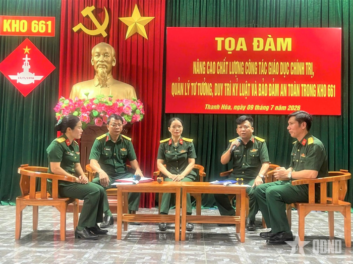  Các đồng chí đại biểu, khách mời tham gia tọa đàm.
