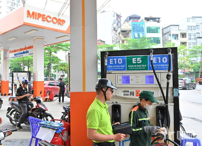  Từ chiều nay (9-7), giá xăng tiếp tục giảm. Ảnh minh họa 