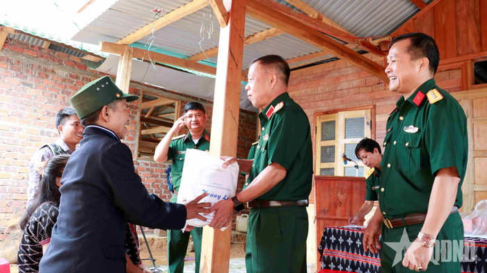  Thiếu tướng Nguyễn Quốc Hương và lãnh đạo Đoàn Kinh tế - Quốc phòng 737 ân cần thăm hỏi gia đình ông Ta Ngôn Bu và bà con nhân dân địa phương. 