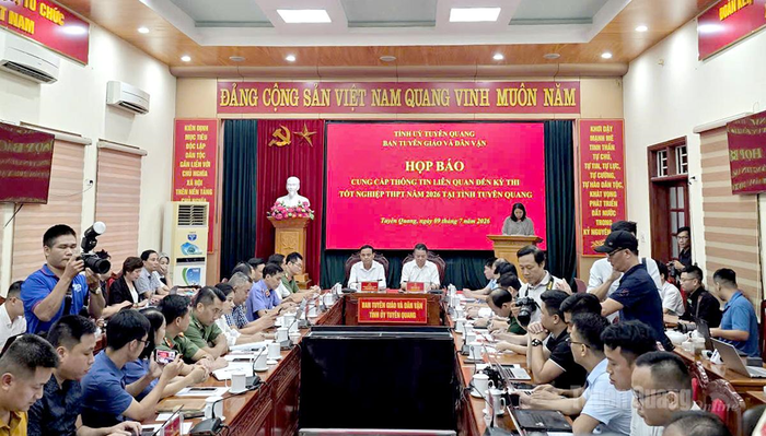 Quang cảnh buổi họp báo cung cấp thông tin liên quan đến Kỳ thi tốt nghiệp THPT năm 2026 tại Tuyên Quang.