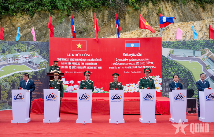 Đại tướng Phan Văn Giang và Đại tướng Khamliang Outhakaysone cùng đại biểu hai nước bấm nút khởi công xây dựng công trình Trạm phối hợp công tác, Đại đội Biên phòng 252, Bộ Chỉ huy Quân sự tỉnh Bolykhamxay.