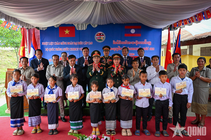  Đại tướng Phan Văn Giang và Đại tướng Khamliang Outhakaysone trao học bổng tặng các em học sinh có hoàn cảnh khó khăn tại Trường Tiểu học Thongnammoun. 