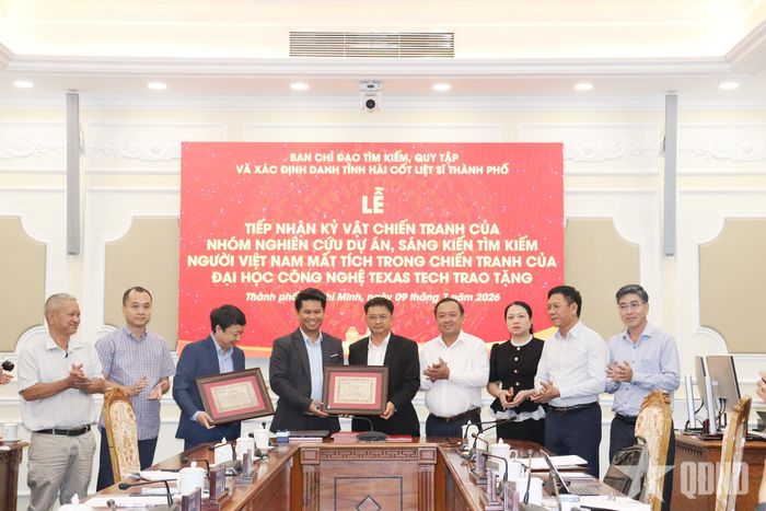 PGS, TS Alex Thái (người thứ 4 từ bên trái qua) đại diện nhóm nghiên cứu trao các hồ sơ, kỷ vật tặng Ban Chỉ đạo 515 TP Hồ Chí Minh.