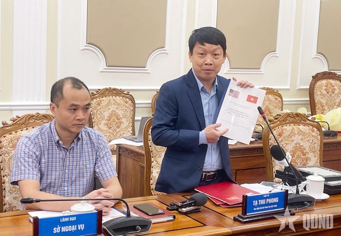 Đại diện nhóm nghiên cứu trình bày sơ lược về các hồ sơ trao tặng.