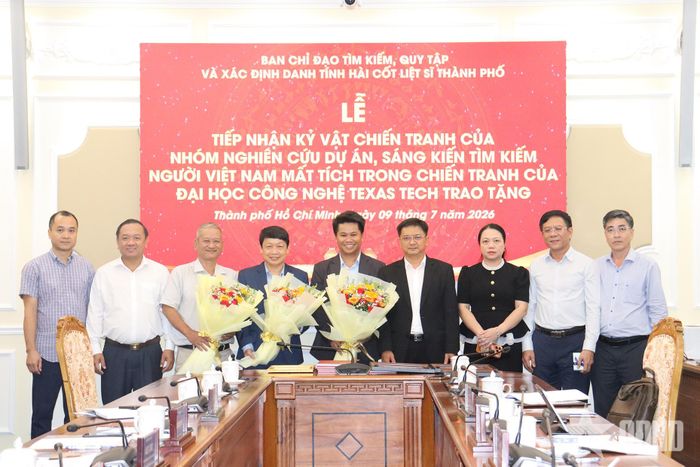 Lãnh đạo TP Hồ Chí Minh trao hoa tặng nhóm nghiên cứu.