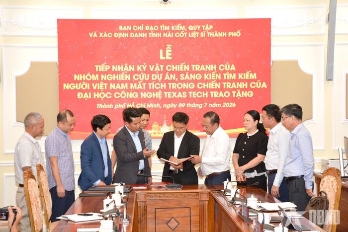 Các đại biểu trao đổi về tư liệu lịch sử.